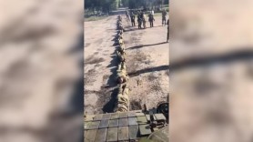 Momentul în care un tanc trece peste mai mulţi soldaţi ucraineni. Cum se poate evita o tragedie